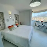 Sunny Beachside Retreat With Mountain And Sea Views 公寓 *