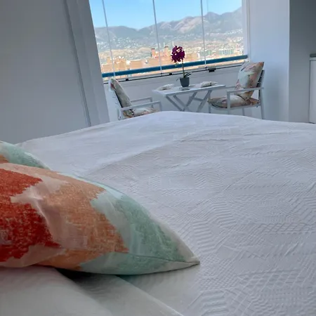 Sunny Beachside Retreat With Mountain And Sea Views フエンヒロラ