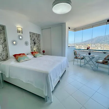 Sunny Beachside Retreat With Mountain And Sea Views アパート