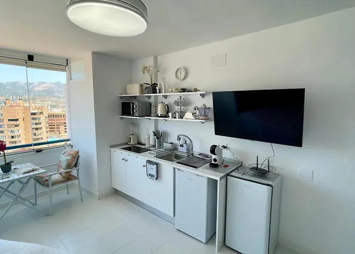 Sunny Beachside Retreat With Mountain And Sea Views *