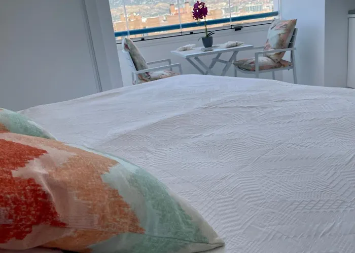 Sunny Beachside Retreat With Mountain And Sea Views フエンヒロラ