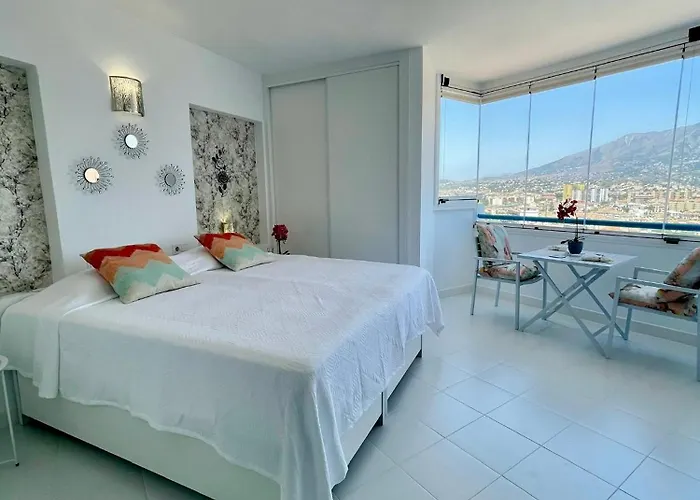 Sunny Beachside Retreat With Mountain And Sea Views Appartement