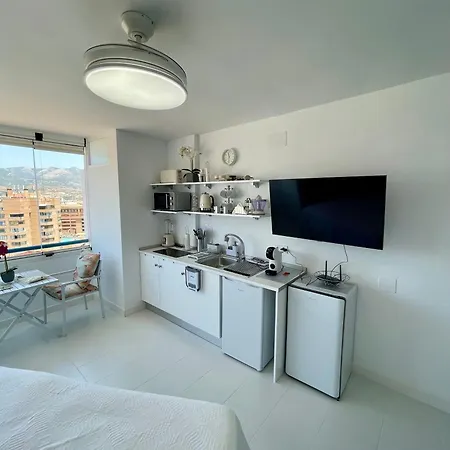 Sunny Beachside Retreat With Mountain And Sea Views *