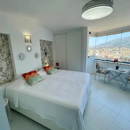 Sunny Beachside Retreat With Mountain And Sea Views Апартаменти *